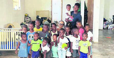 Die Heimleiterin (sitzend hinten) und eine Kinderbetreuerin mit einer Kindergruppe in der Notunterkunft. Bild: zg