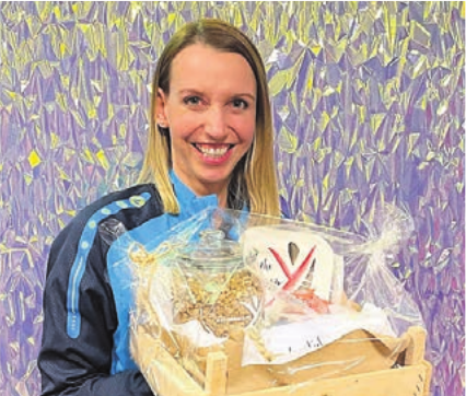 Ein Dankeschön für die abtretende Präsidentin Fabienne Bütler. Bild: zg