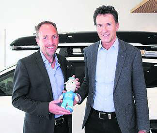 Wechsel in der Volvo-Leitung: Jörg Geissmann (rechts) übergibt seinem Nachfolger Simon Hofmann das Geissli-Maskottchen. Bild: pd