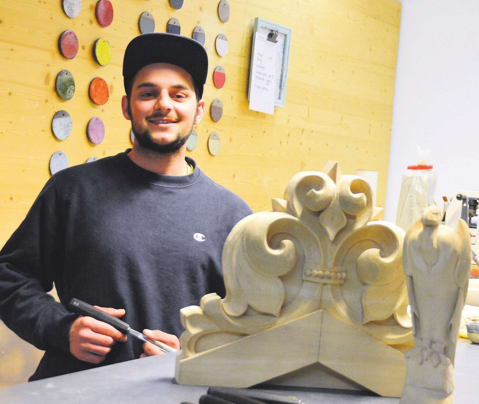 Kevin Konrad mit zwei seiner ersten Werke – vor allem das Schnitzen von Ornamenten sagt ihm sehr zu. «Es braucht eine spezielle Genauigkeit dafür», sagt er. Bild: Annemarie Keusch