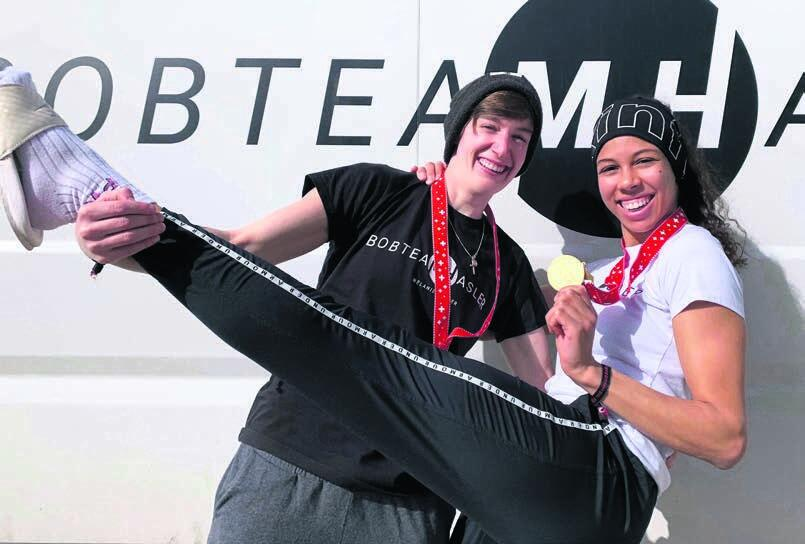 Melanie Hasler (rechts) und ihre Anschieberin Jasmin Näf freuen sich über die Goldmedaille an den Schweizer Meisterschaften. Bild: zg - Das Bild wird blockiert. – Möglicherweise durch einen aktiven Adblocker.