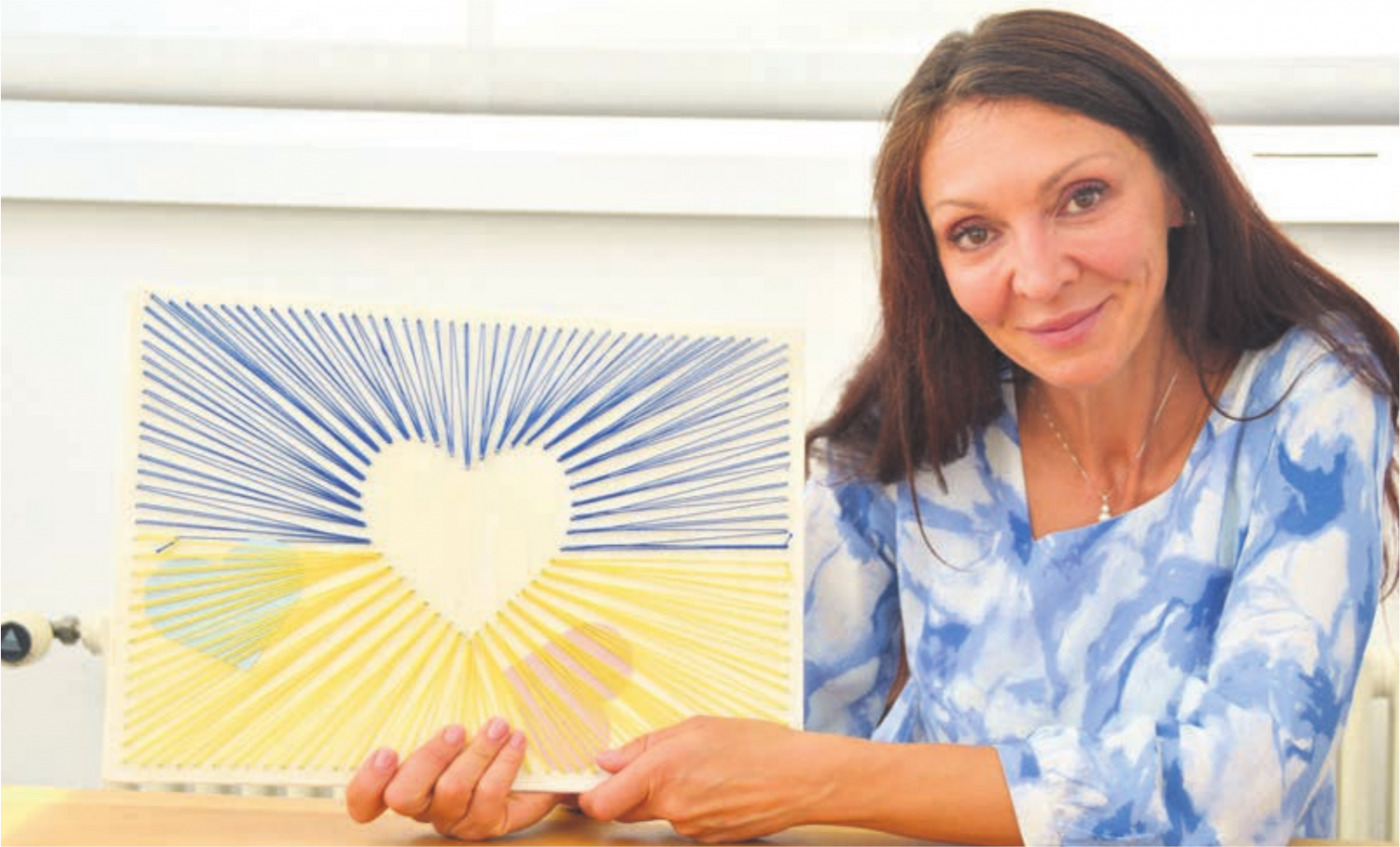 Woher Maria Camenisch die Energie fürs Helfen nimmt, kann sie selber nicht genau sagen. «Vielleicht ist es auch die grosse Solidarität von vielen Seiten», sagt sie. Es seien kleine Zeichen, wie etwa dieses Kunstwerk ihrer Tochter. Bild: Annemarie Keusch