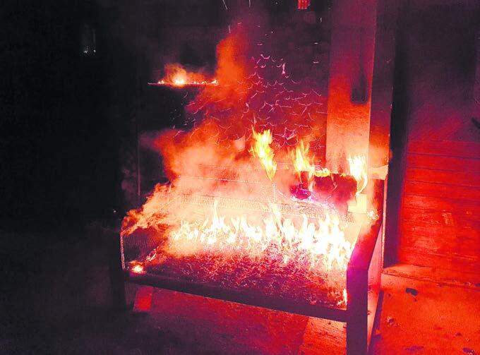 Am 2. Dezember 2019 brannte eine Sitzbank vor einem Wohnhaus. Es war der erste Brand, den der Angeklagte legte. Bild: Archiv