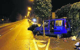Der Unfall ergab einen beträchtlichen Schaden am Auto und an der Lärmschutzwand. Bild: pz
