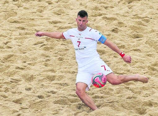 Der Freiämter Sandro Spaccarotella im Sand von Portugal. Er ist Captain und gleichzeitig auch Direktor der Beachsoccer-Liga in der Schweiz. Bild: Beachsoccer.com