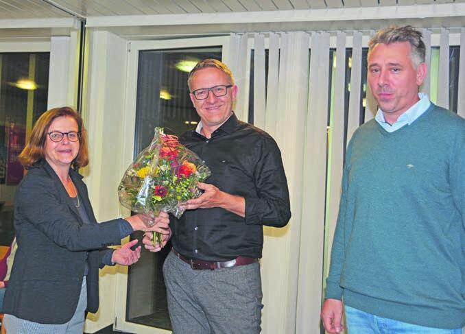 Sybille Bader überreichte dem wiedergewählten Arsène Perroud (Mitte) einen Blumenstrauss. Rechts Bezirksparteipräsident Stefan Dietrich. Bild: eob