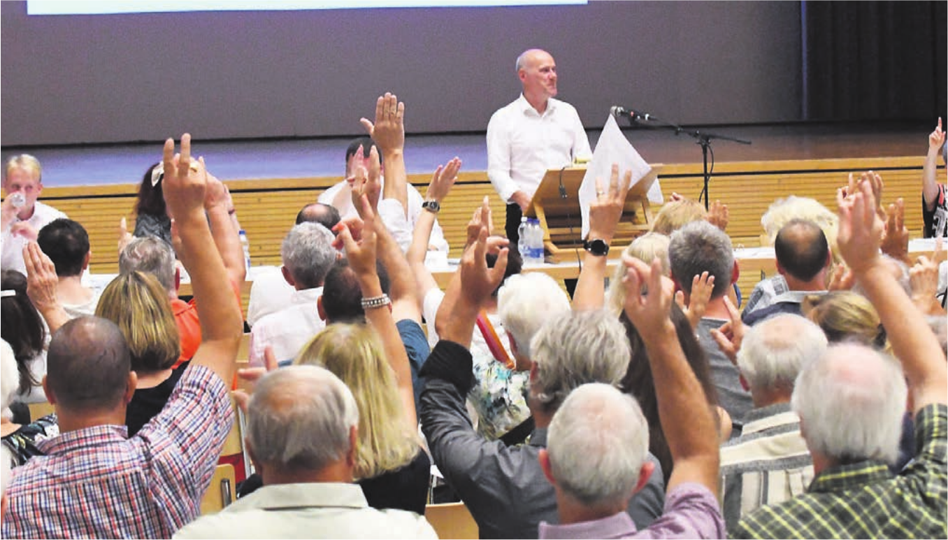 Einigkeit in Niederwil: Alle Anträge wurden gutgeheissen. Hinten (stehend) Norbert Ender, der als Gemeindeammann erstmals durch die Traktandenliste führte. Bild: bn