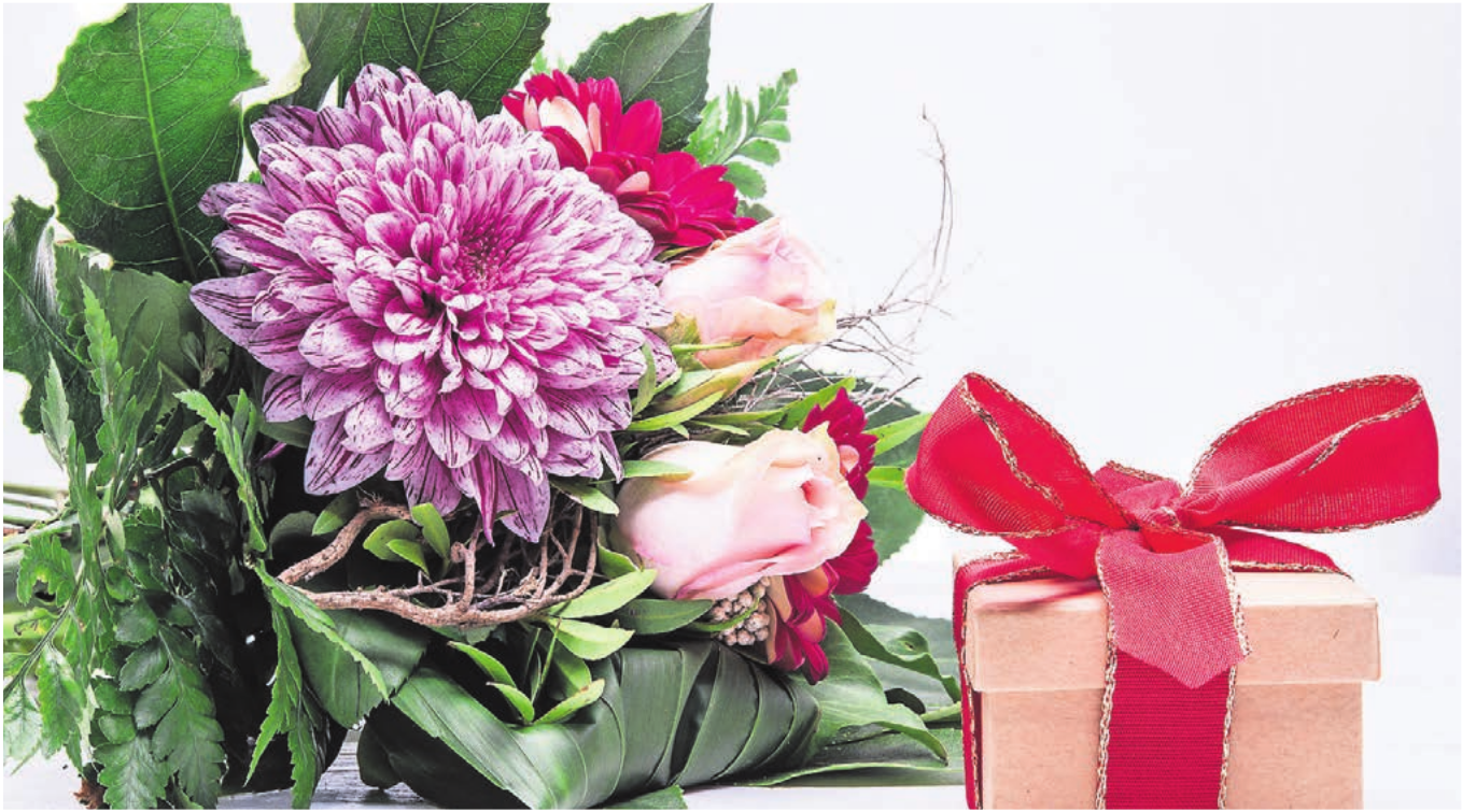 Blumen und kleine Geschenke – für viele gehört das zum Valentinstag. Bild: Timo Klostermeier / pixelio.de
